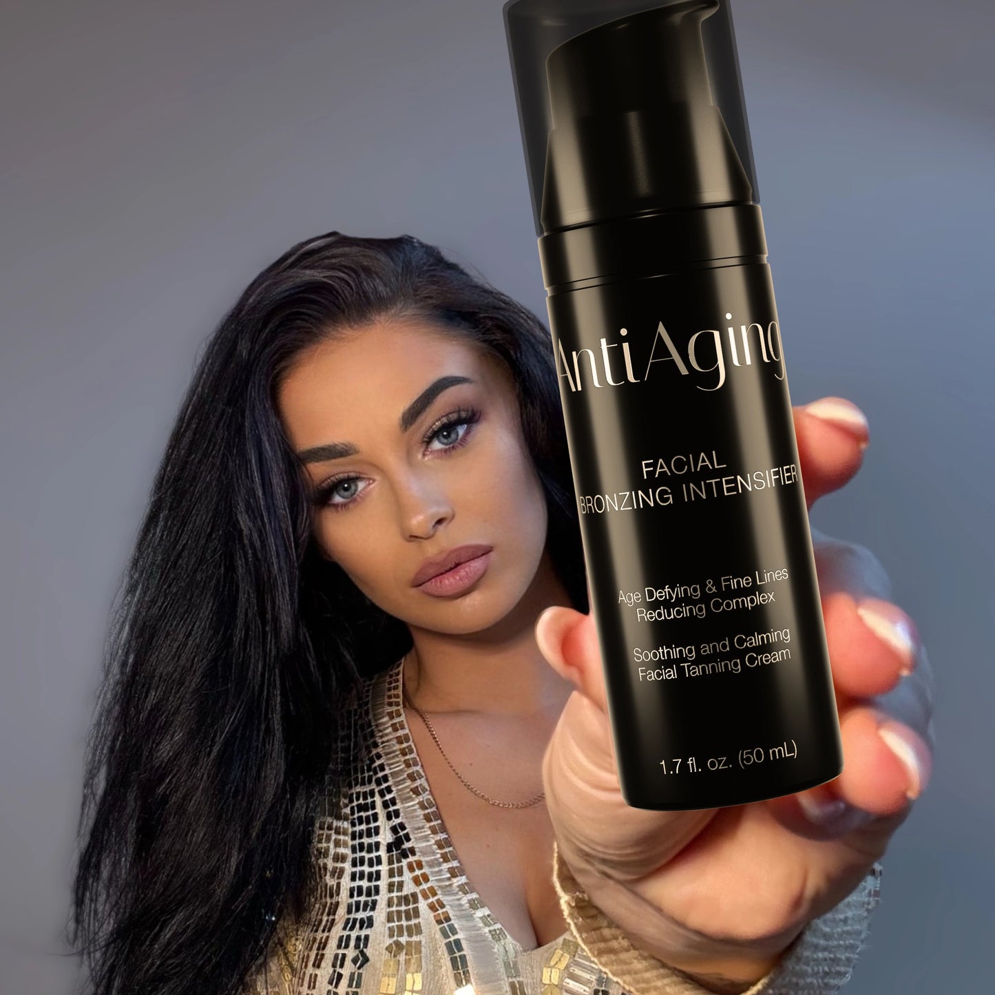 Mujer presenta Onyx Anti-Aging crema bronceadora en primer plano