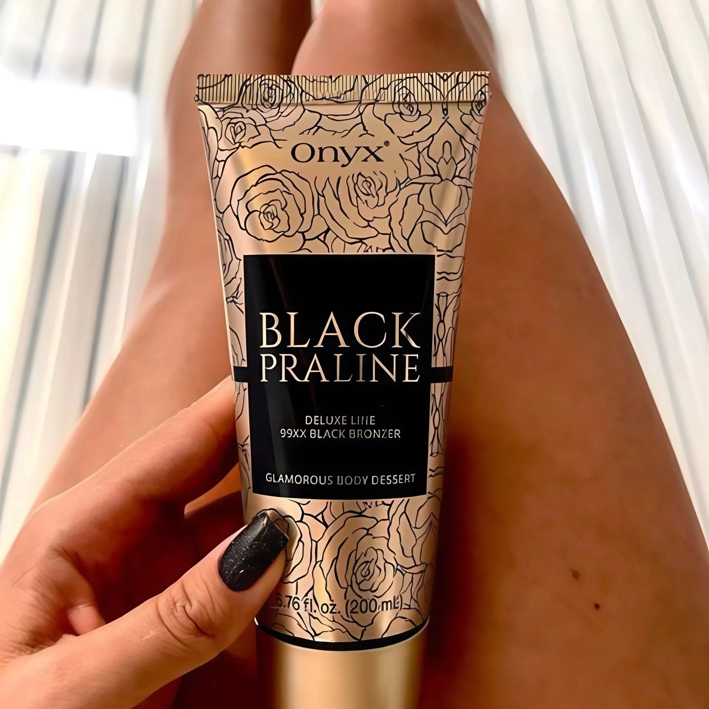 Loción bronceadora Onyx sobre piernas bronceadas fotografiada en primer plano frente a tumbona de solarium
