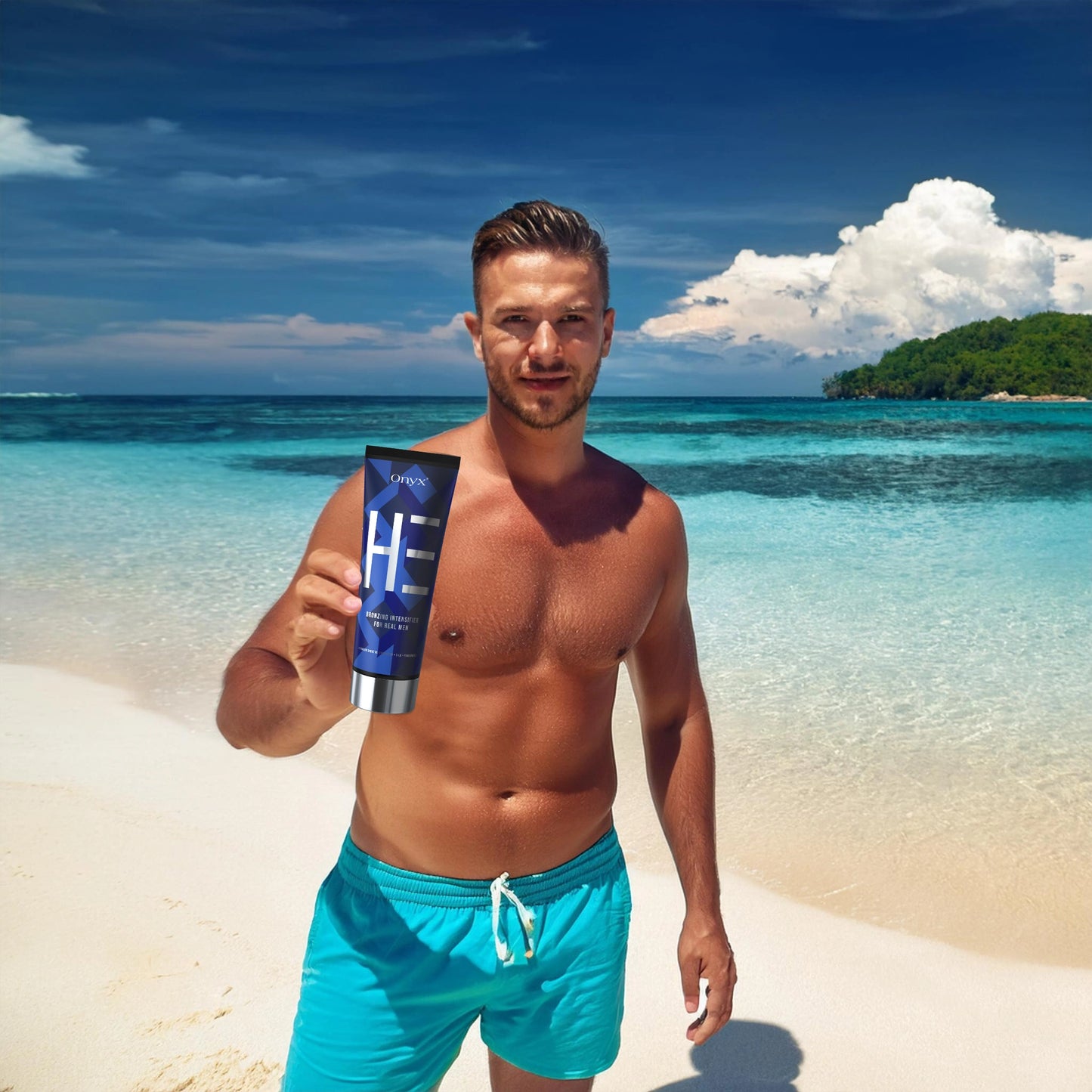 Hombre en forma tomando el sol con Onyx HE Bronzing Intensifier: loción bronceadora exterior para un bronceado dorado.