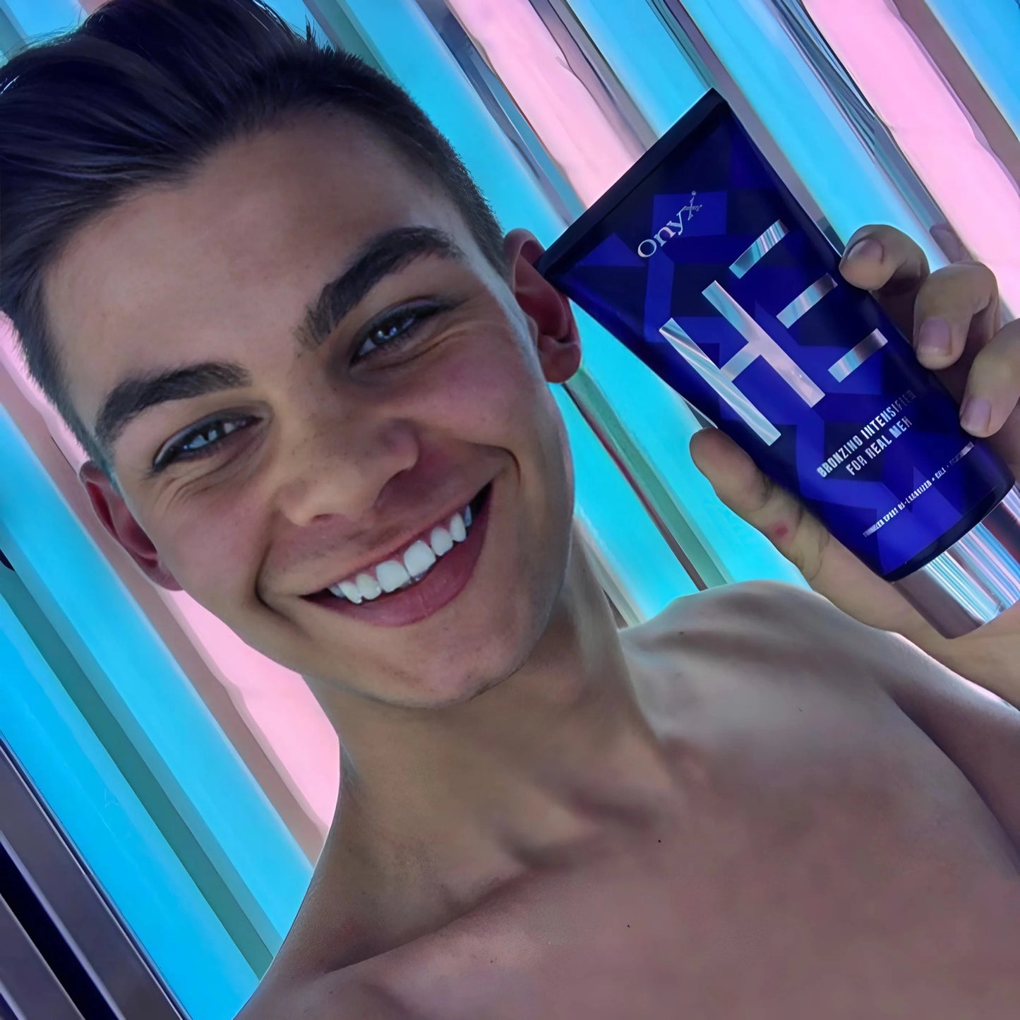 Hombre usando Onyx HE Bronzing Lotion en una cama de bronceado UV: intensificador de bronceado interior que mejora la piel.