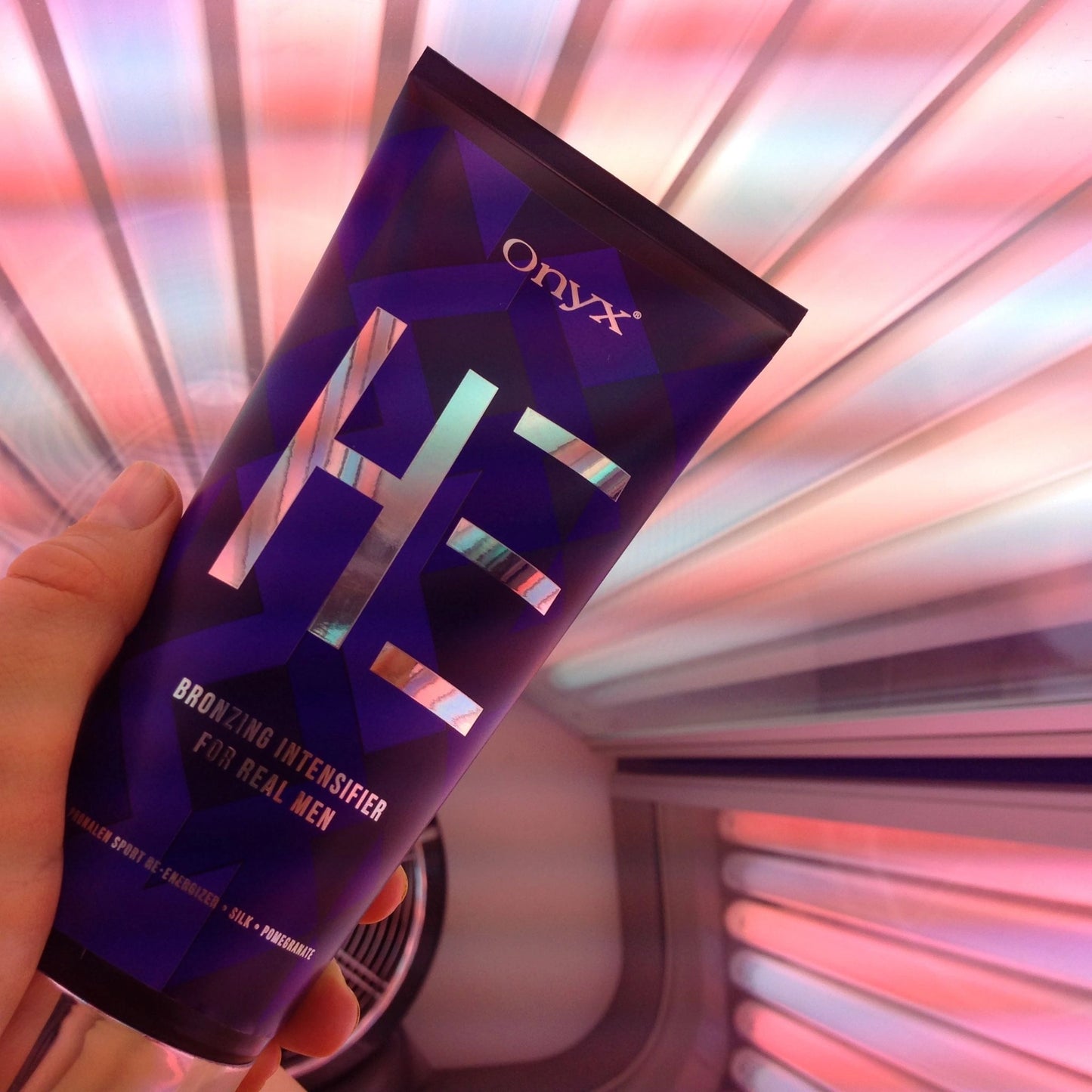 Loción bronceadora masculina Onyx HE dentro de una cama de bronceado: acelerador de bronceado interior para un tono profundo.