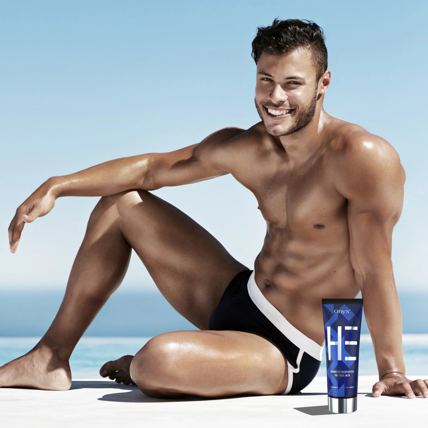 Hombre bronceado en la playa con Onyx HE Bronzing Intensifier: mejor loción de bronceado para la piel masculina.