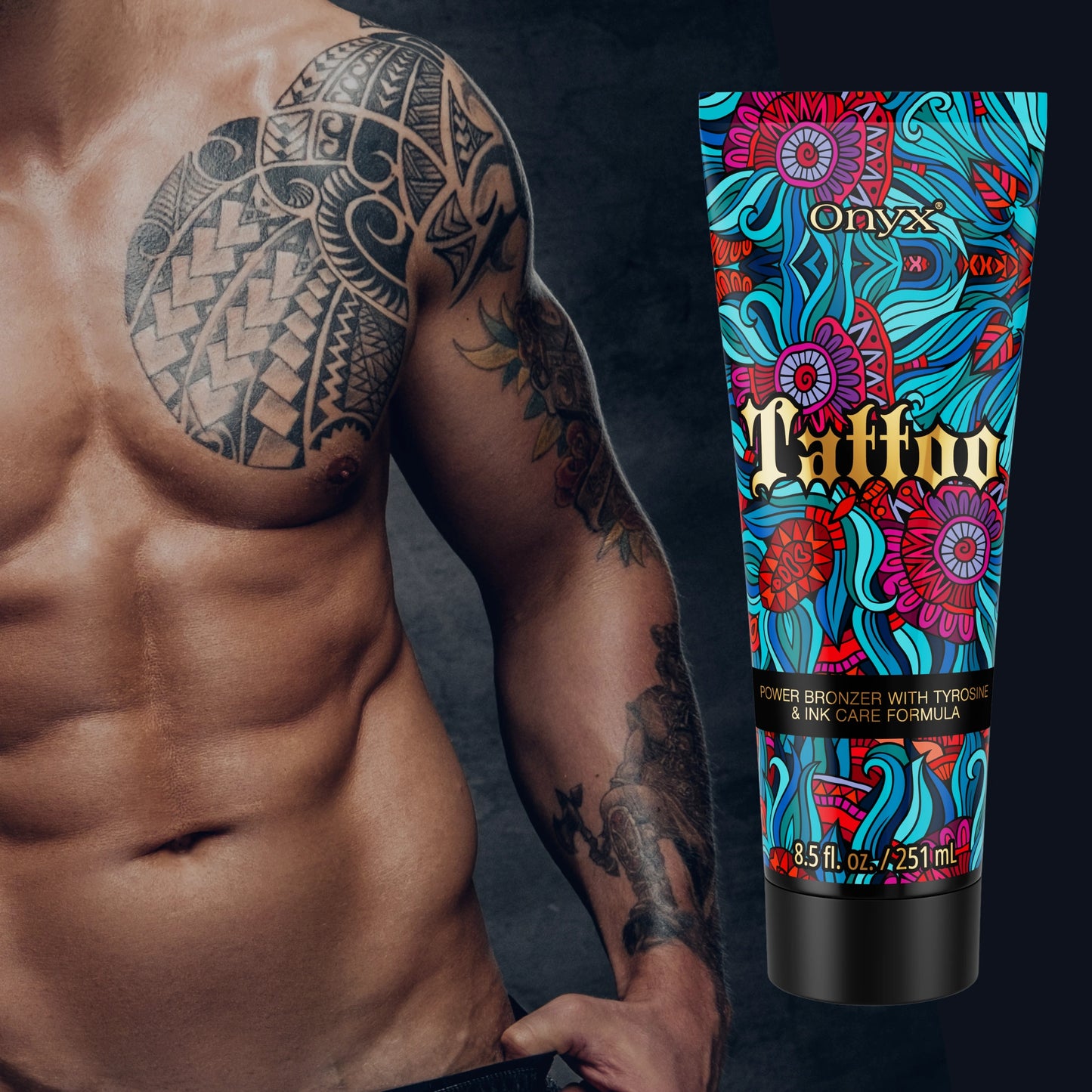 Loción bronceadora Onyx Tattoo con un modelo masculino tatuado, enfatizando el bronceado intenso y el cuidado del tatuaje.
