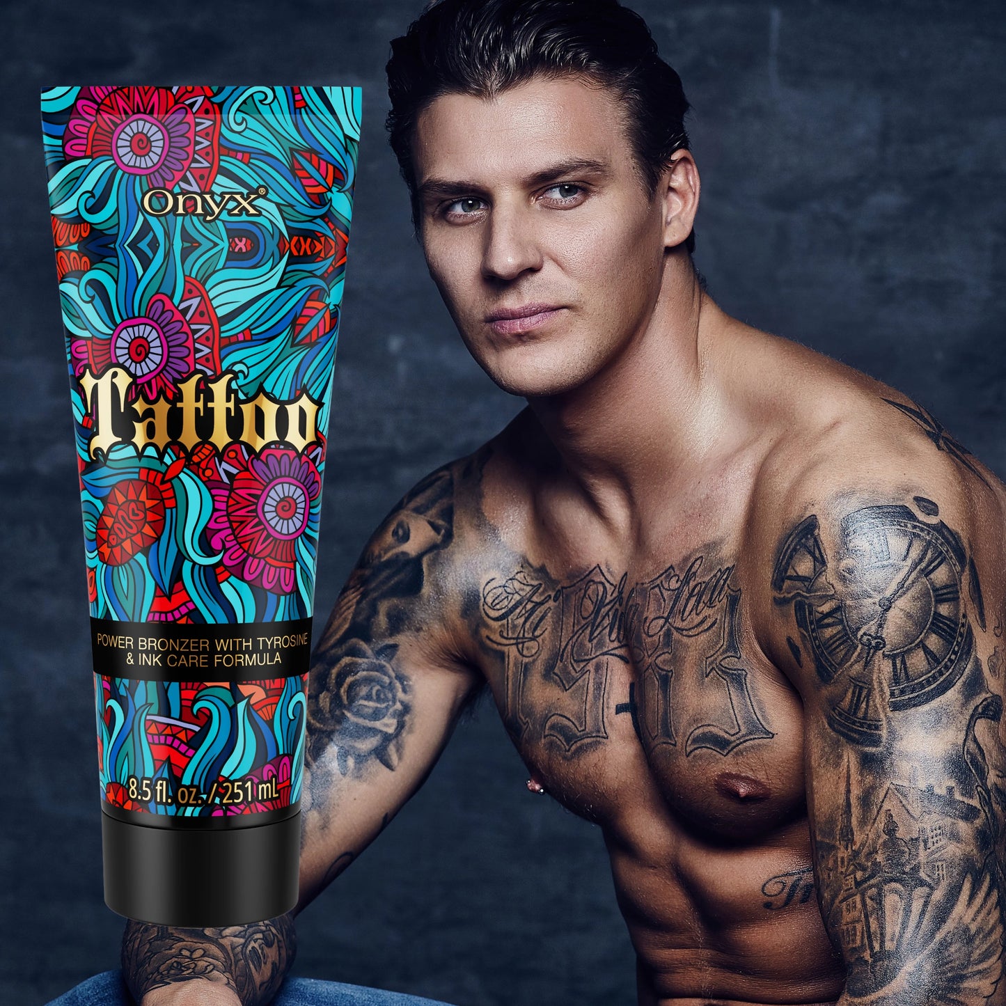 Loción bronceadora Onyx Tattoo junto a un modelo masculino tatuado, mostrando los beneficios del bronceador y el cuidado del tatuaje para hombres.