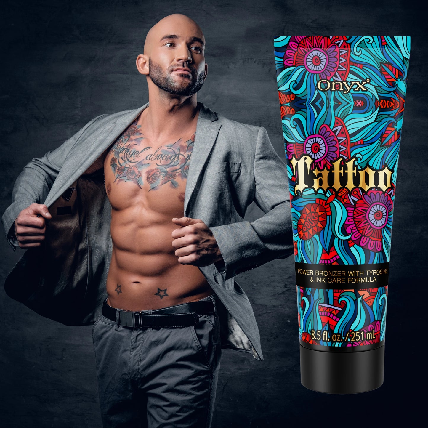 Loción bronceadora Onyx Tattoo con un modelo masculino tatuado en traje, mostrando la protección del tatuaje y el poder bronceador.