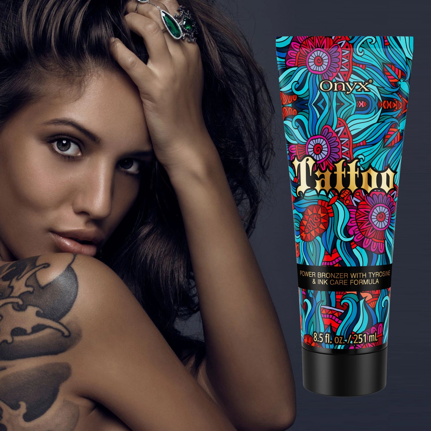 Primer plano de una mujer tatuada con la loción bronceadora Onyx Tattoo, resaltando la viveza del tatuaje y los resultados del bronceado.