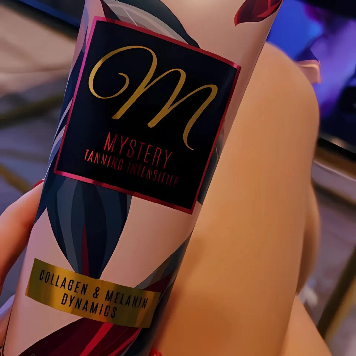 Loción Bronceadora Onyx Mystery sobre las piernas de una mujer, con foco en el diseño elegante del envase