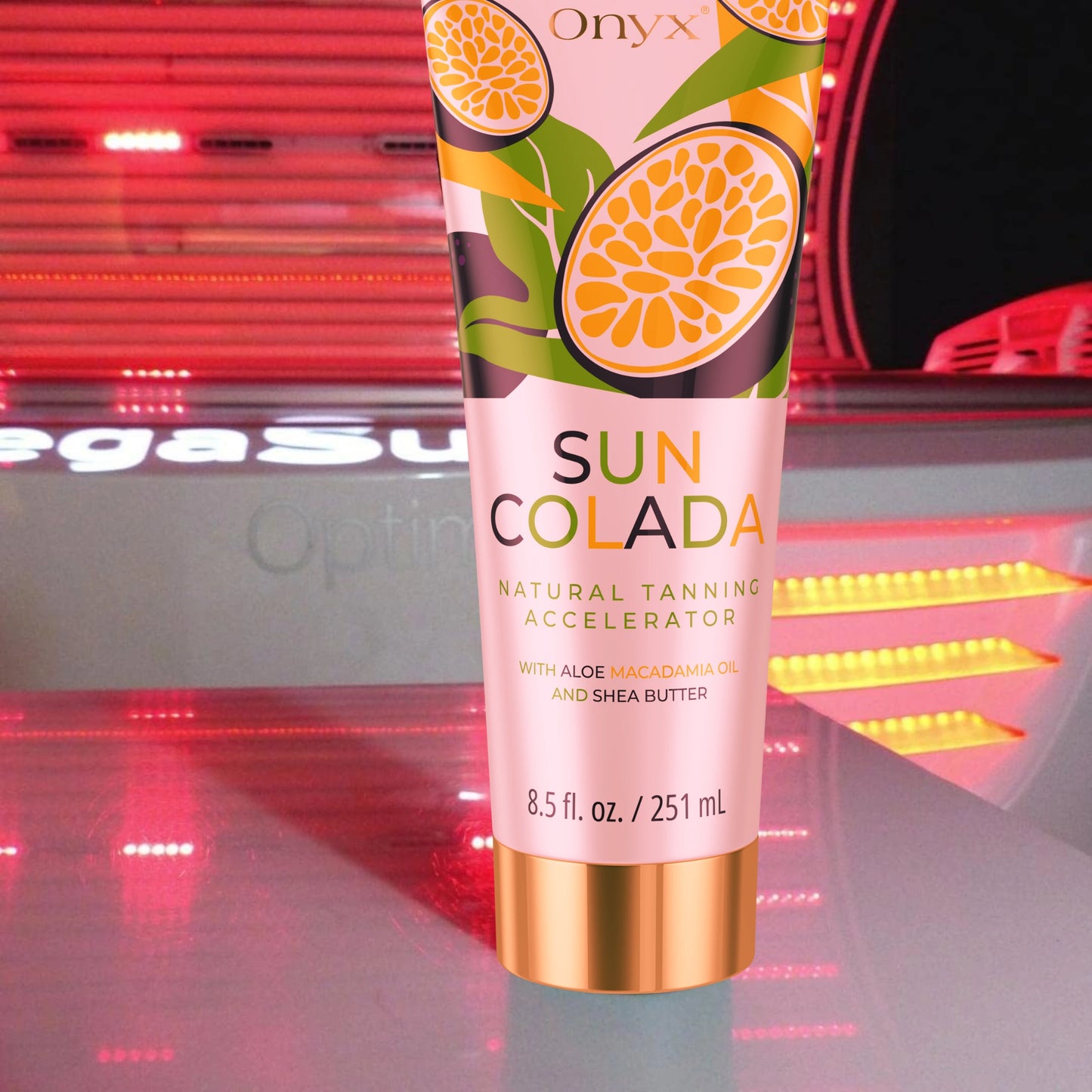 Loción bronceadora Onyx Suncolada frente a una cama solar de luz roja, ideal para uso en interiores con ingredientes veganos, aloe y fórmula sin bronceador para un bronceado uniforme