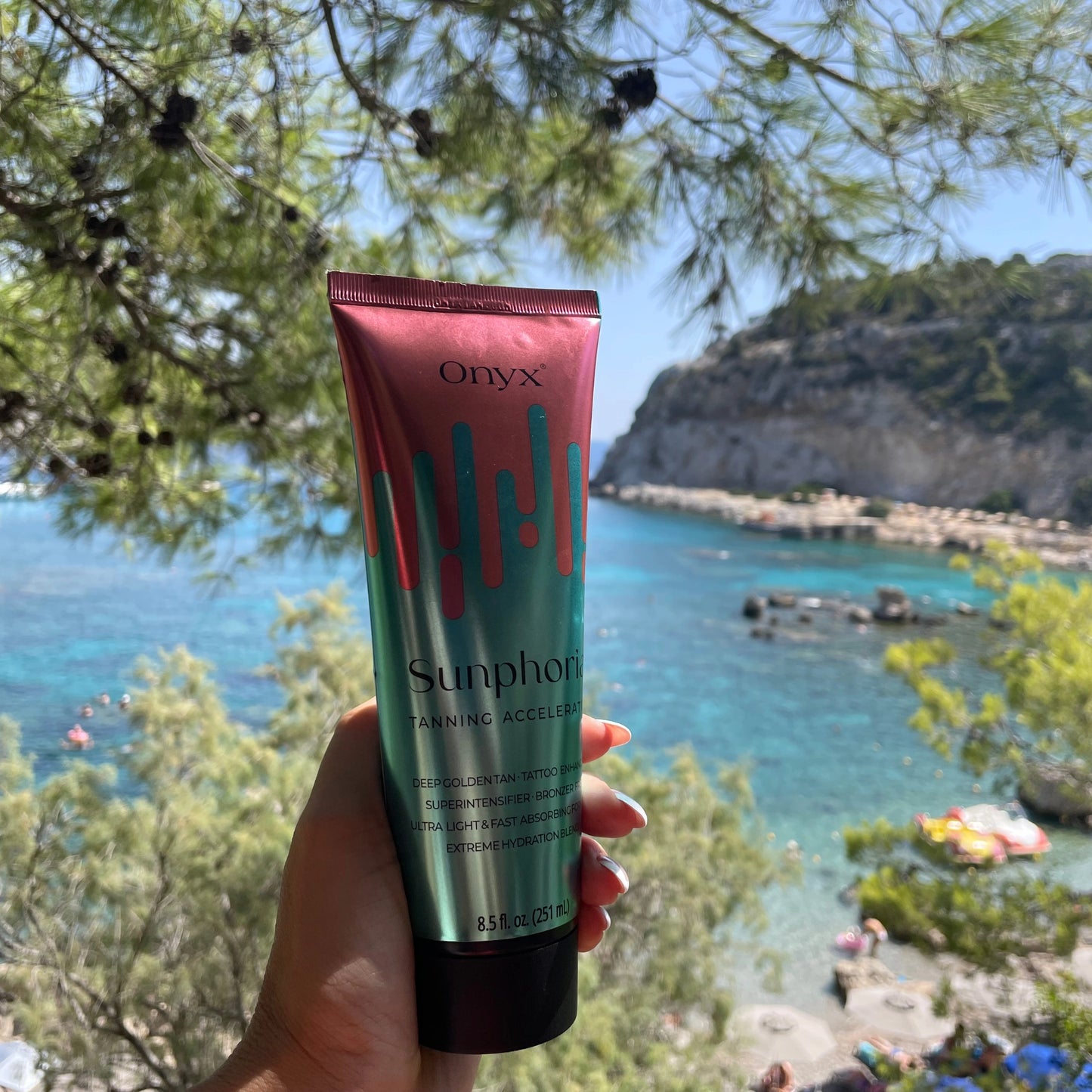 Loción Bronceadora Onyx Sunphoria frente al mar en vacaciones de verano