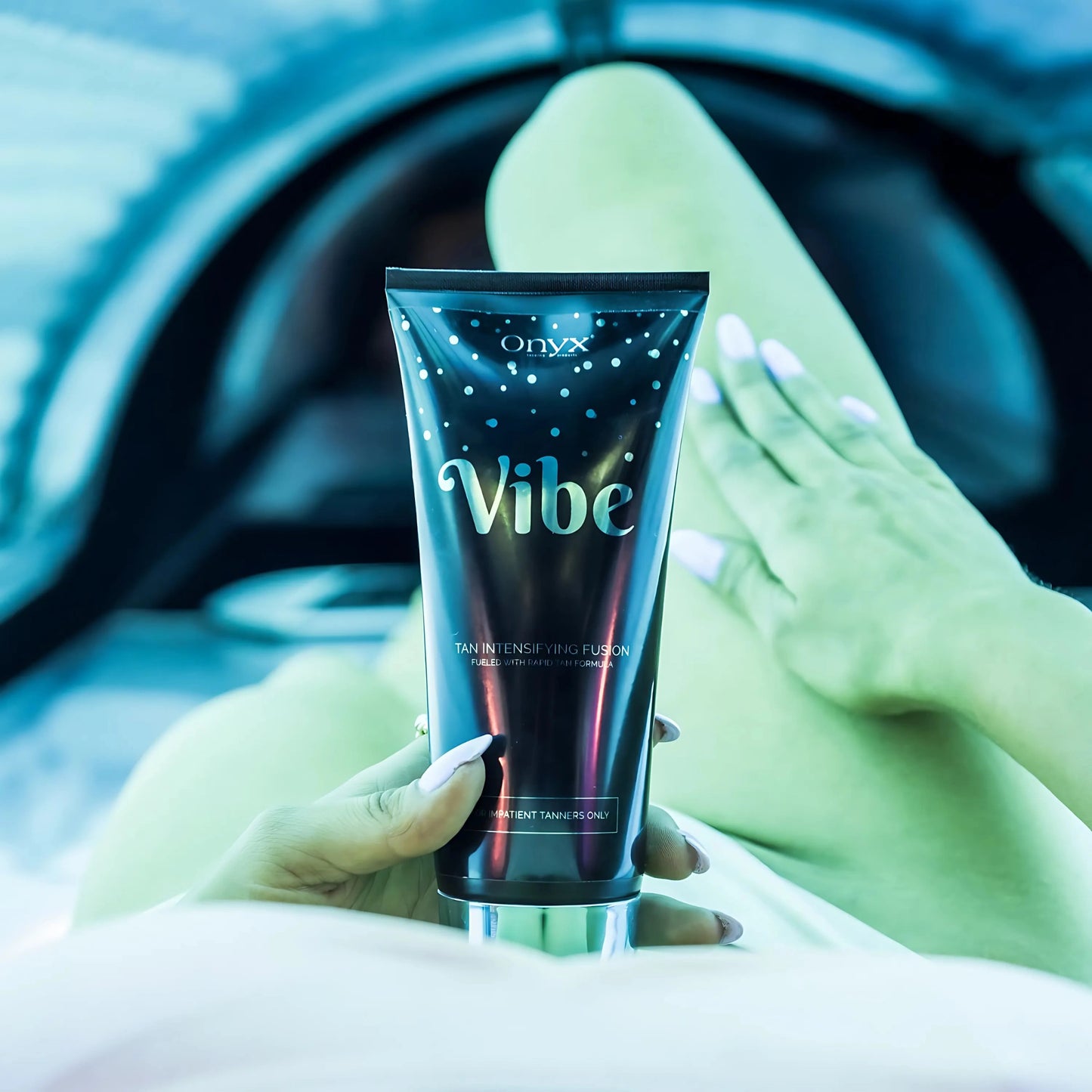 Loción Bronceadora Onyx Vibe frente a iluminación de solarium – bronceado intenso para fans del solarium con activación rápida de melanina