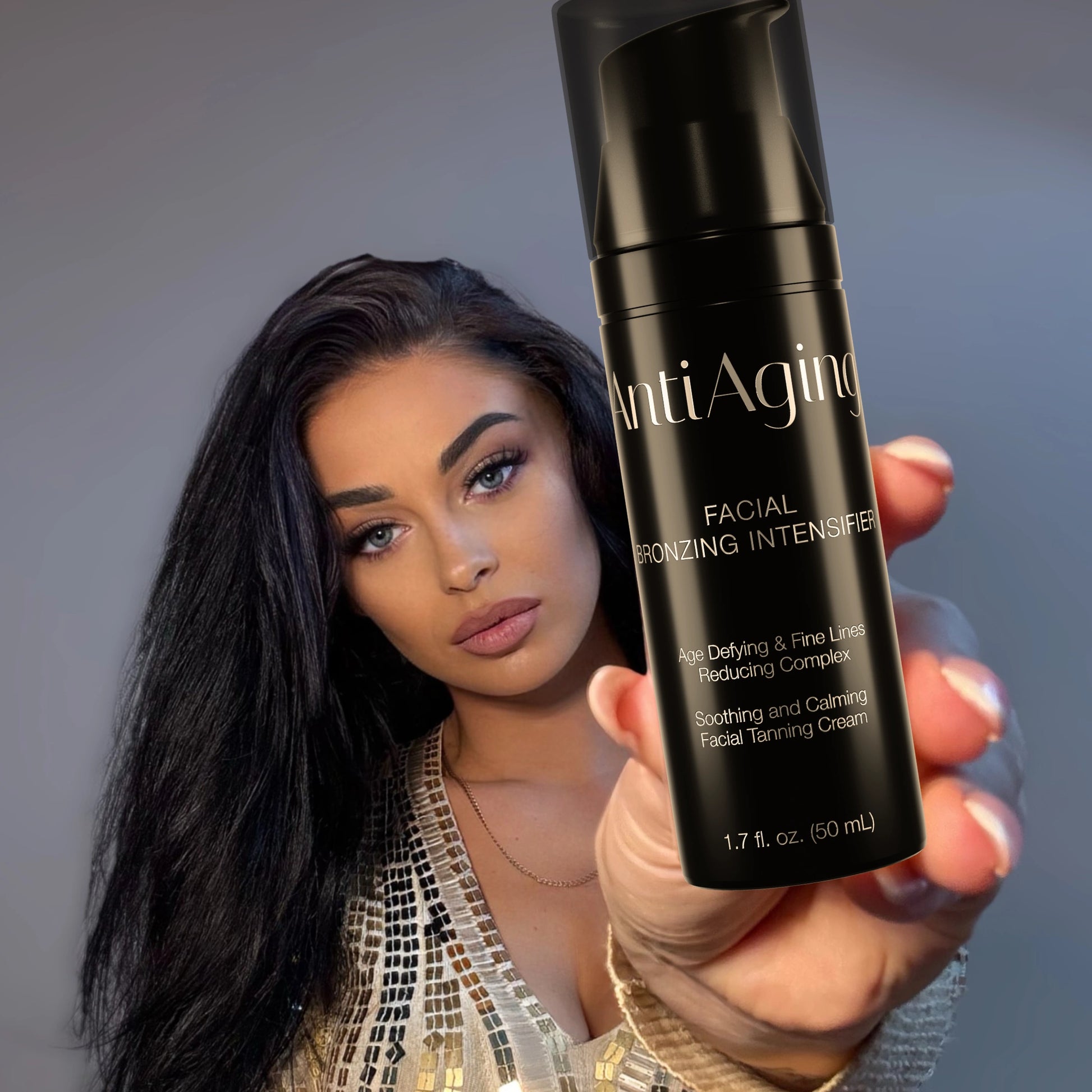 Mujer presenta Onyx Anti-Aging crema bronceadora en primer plano