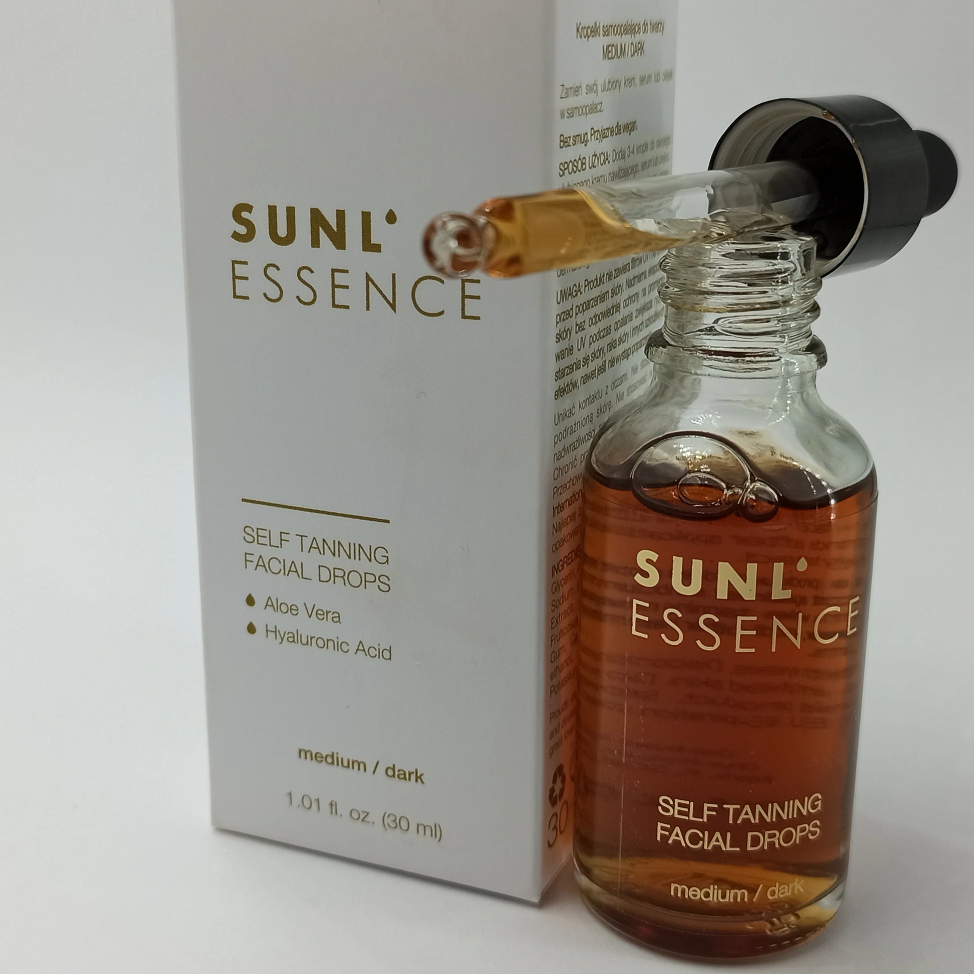 Frasco abierto de Sunl’essence con pipeta frente a envase con ingredientes