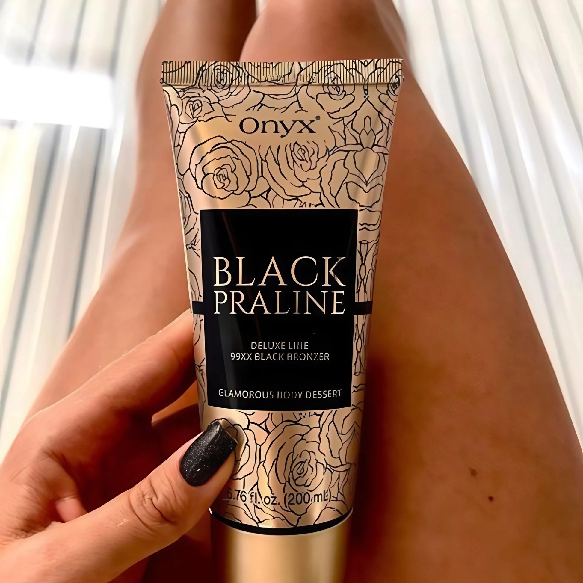 Loción bronceadora Onyx sobre piernas bronceadas fotografiada en primer plano frente a tumbona de solarium