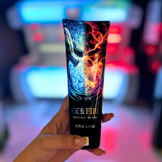 Onyx Ice & Fire loción bronceadora en la mano frente a fondo de solarium