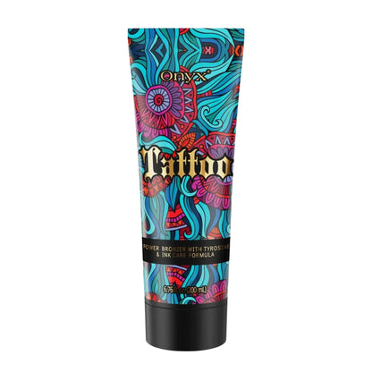 Loción bronceadora Onyx Tattoo con fórmula bronceadora y cuidado del tatuaje, diseñada para preservar la viveza del tatuaje y potenciar el bronceado UV.
