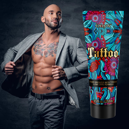 Loción bronceadora Onyx Tattoo con un modelo masculino tatuado en traje, mostrando la protección del tatuaje y el poder bronceador.