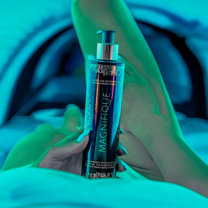 Primer plano de una mujer con Onyx Magnifique Elixir Bronceador en cabina de luz azul – cuidado intensivo de la piel durante el bronceado