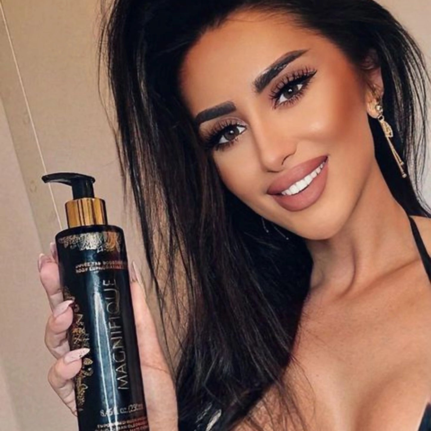 Selfi de una mujer con maquillaje perfecto que presenta Onyx Magnifique Elixir Bronceador – look de belleza glamuroso