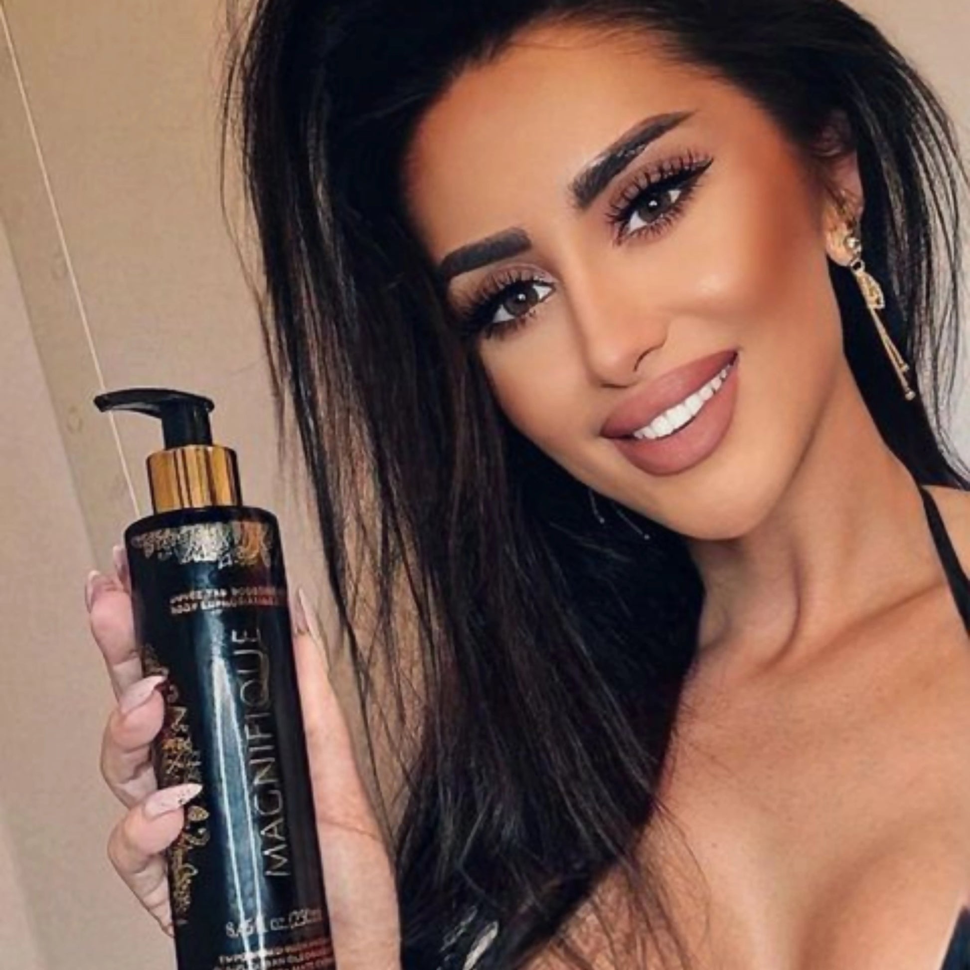Selfi de una mujer con maquillaje perfecto que presenta Onyx Magnifique Elixir Bronceador – look de belleza glamuroso