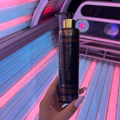 Mano sostiene Onyx Magnifique Elixir Bronceador en una cama solar con iluminación rosa y azul – ideal para bronceado en interior
