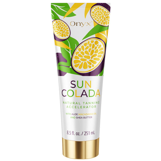 Loción aceleradora de bronceado natural Suncolada de Onyx con aloe, aceite de macadamia y manteca de karité en envase de 251 ml, diseño tropical con fruta de la pasión.
